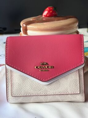 🎀💐🎀 Coach Pink and White Envelope Compact Wallet with Brass Logo 💐🎀💐